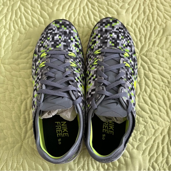 NIB Womens Nike Free 5.0 Cool Grey, Volt and Black Size 7.5 - Picture 6 of 6